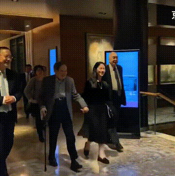 103岁的杨振宁牵着妻子翁帆的手露面，他步伐很轻快，翁帆很开心