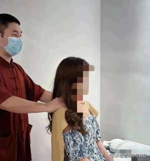 上摸下舔(魔手伸向盲人女孩，学按摩被脱光衣服摸胸、舌舔私密处，引发众怒)