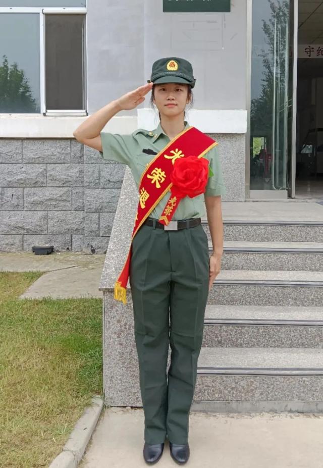 二次入伍，二等功！她有了新身份……