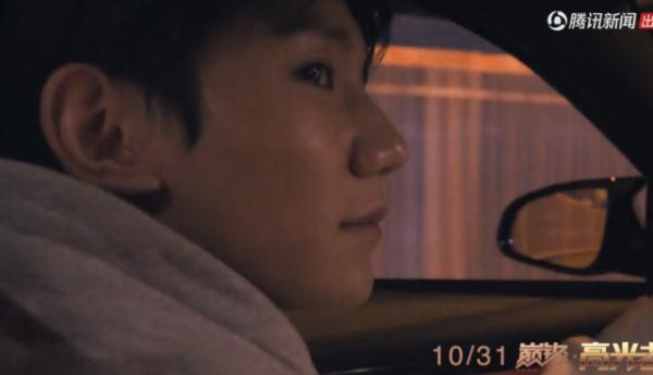 王源顺利考到驾照,开心得意开车转悠