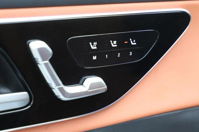 奔驰GLC:奔驰7座SUV优惠15万!内饰氛围感拉满,轴距2977mm!