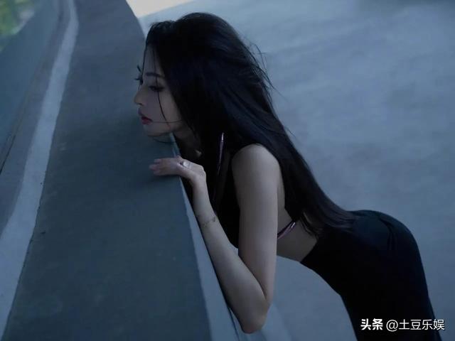 深藏不露!张天爱黑丝渔网袜加性感身材,太辣了!