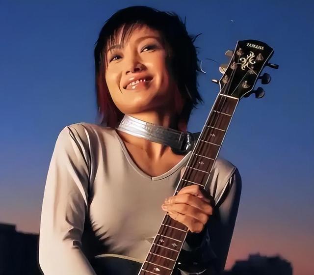 格日乐连登四次春晚，却因其恩师害得自己星途尽毁，今仍孤身一人