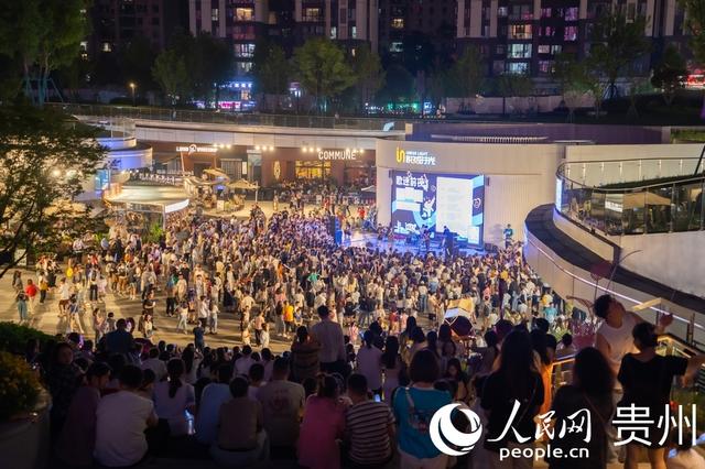 贵阳路边音乐会照亮夏日夜空
