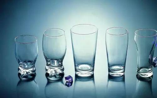 有人向禅师请教,禅师却不停地向已满的杯子里倒水