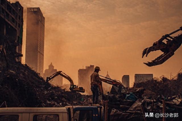 (1)万能青年旅店：在时代的褶皱中铸造音乐史诗