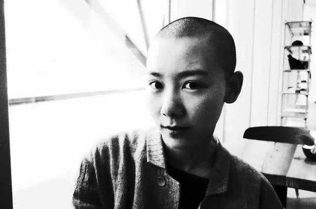 2011年,她全裸接受记者采访,并称:我敢看你们,你们敢看我吗?