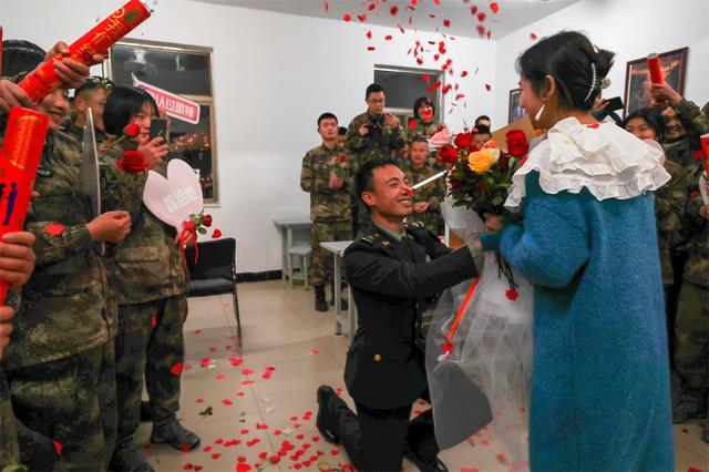 这款史上最浪漫求婚现场,只有军恋可以拥有!