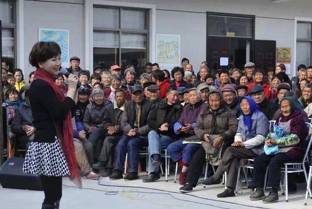 “糕糕沪语”出圈,引发戏曲直播服化道“互卷”