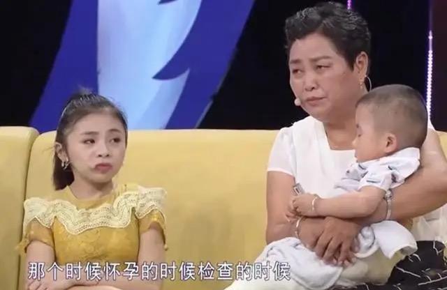 90厘米“袖珍妈妈”，不听劝告，坚持生下儿子现状如如何