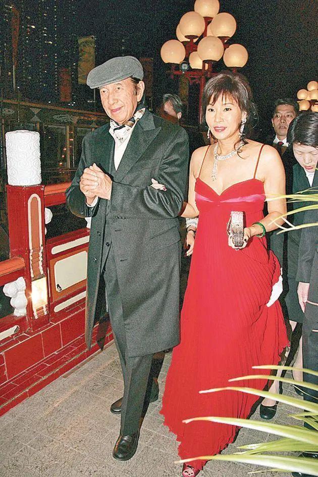 港姐携子改嫁入豪门，住6亿豪宅成赌王三太邻居，花园大到能踢球