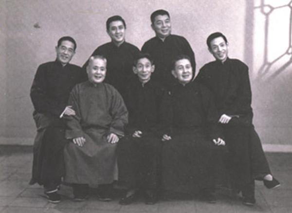 他给马三立当捧哏却未曾大火，师弟学生和徒弟那是相当不错