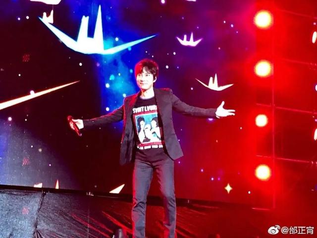 54岁情歌王子邰正宵复出,商演唱成名曲跑调,拍诡异视频吓网友