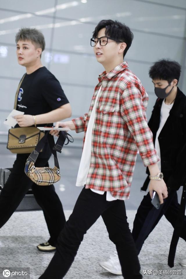 胡夏一头黑发做中分造型简单帅气,脸上带圆框眼镜化身奶油小生