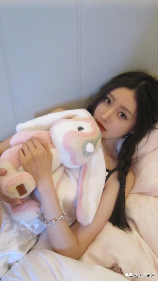 深藏不露!张天爱黑丝渔网袜加性感身材,太辣了!