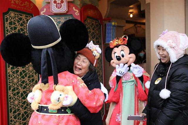 米奇米妮身穿中式传统服饰与游客互动,上海迪士尼喜迎新春