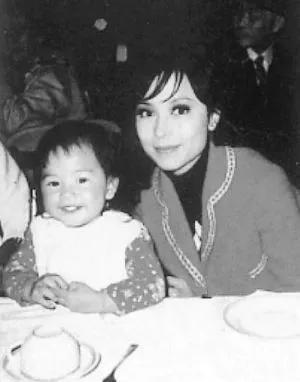 狄娜：被誉为“亚洲第一艳星”，与李小龙齐名，一生堪称传奇