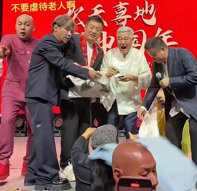 赵本山新加坡演出!40年旧衣一穿,台下观众破防:这才是真艺术家