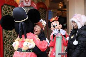 迪士尼米妮(米奇米妮身穿中式传统服饰与游客互动，上海迪士尼喜迎新春)