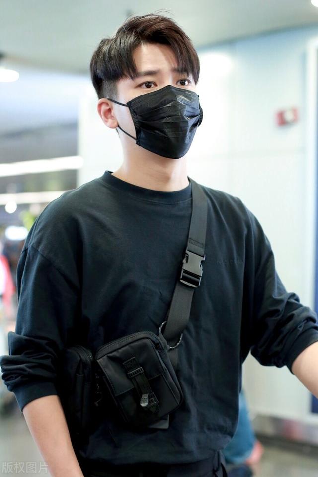 熊梓淇一袭黑色现身机场,面带口罩也遮不住发福的脸,胖了也帅气