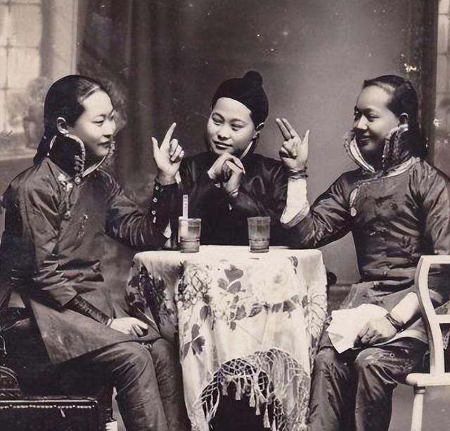 民国商业奇才，借钱不花按时还利息，积累信誉后靠经商成为富翁