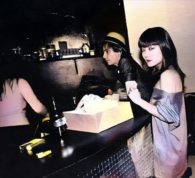 终于明白费翔没有老婆没有孩子的原因了！看他和许知远对谈就明白