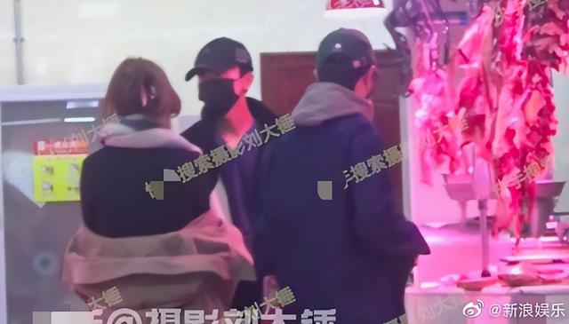 千万粉丝男星恋情揭晓，30岁童星恋上素人小姐姐，买菜做饭已同居