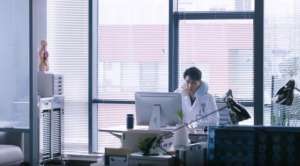 宁至谦(《听说你喜欢我》第27-28集：宁至谦喂食照料薛纬霖，感情债难还)