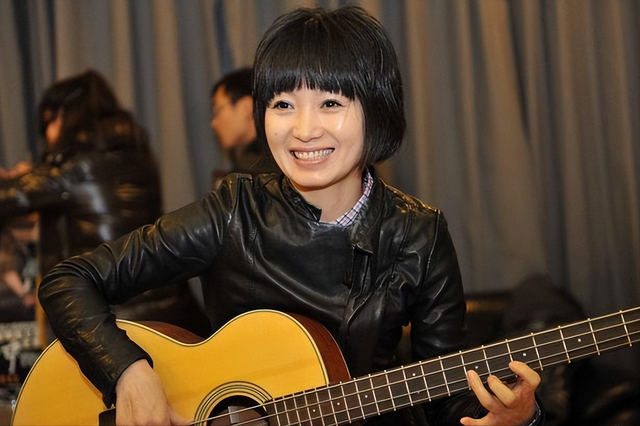 格日乐连登四次春晚，却因其恩师害得自己星途尽毁，今仍孤身一人