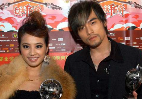 左拥过天王，右抱过小鲜肉，不结婚又怎样