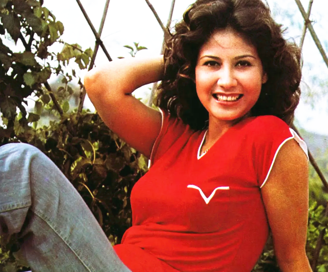 甄妮现身悲痛送别李玟,36岁女儿罕露面,五官精致太像生父傅声