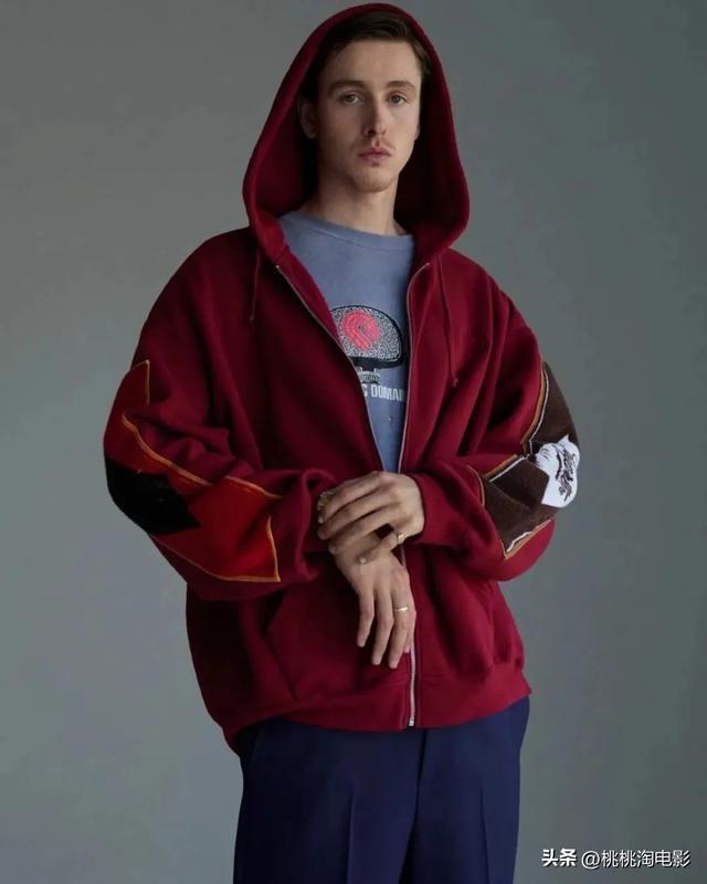 95后英伦男星哈里斯·迪金森杂志大片，忧郁文艺气质星途坦荡