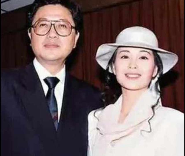 1990年，21岁伍咏薇嫁给52岁富豪翁江培，13天后丈夫离开人世