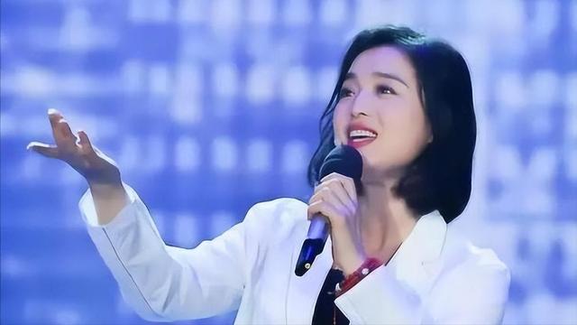 歌手白雪：38岁离婚，独自养子，却在44岁嫁下8岁的老公