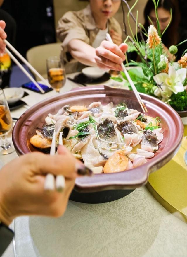 周星驰电影《食神》原型厨师是他？地标美食品鉴团探味他代言的广州餐厅