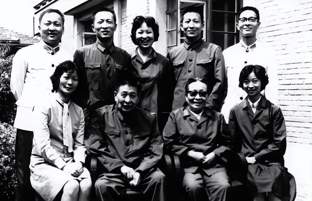 军委副主席赶往江苏给钟期光扫墓，皱眉批评：你们工作只看职务？