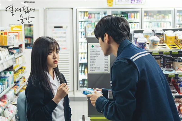 十八岁的瞬间每周几更新在哪看，十八岁的瞬间女主是谁演的