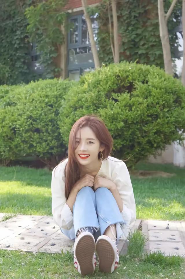 卢洋洋:颜值爆表,笑靥倾城,身材勾勒梦幻轮廓,解锁魅力新维度