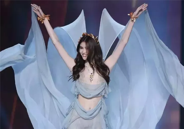 为什么维密超模都是平胸?看完今年的潮流穿搭,大胸妹子表示想哭