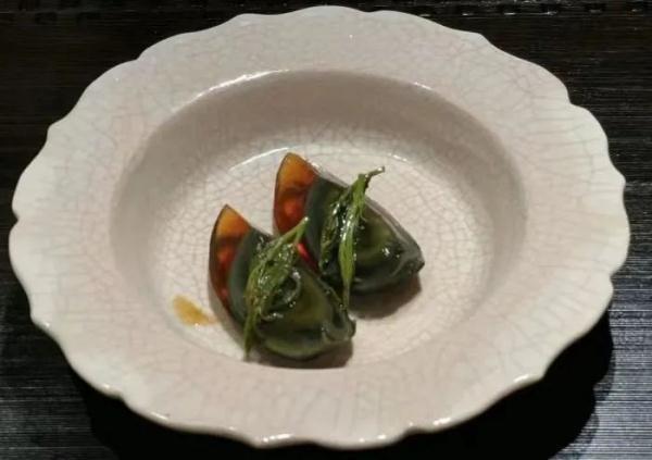 炒牛河、松花蛋、麻婆豆腐……人均2000元吃不饱？网红餐厅被吐槽，商家回应