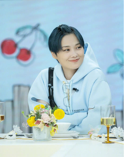 李宇春把刘海扎成辫子,看着可爱了不少,春天留这款发型很舒爽!