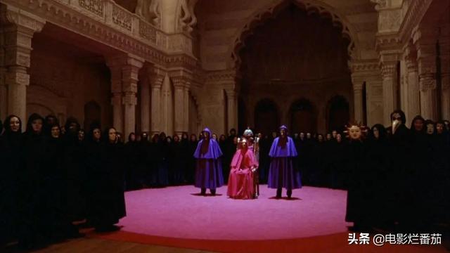 《大开眼戒》：阿汤夫妇在电影公映后离婚，导演在公映前突然死亡