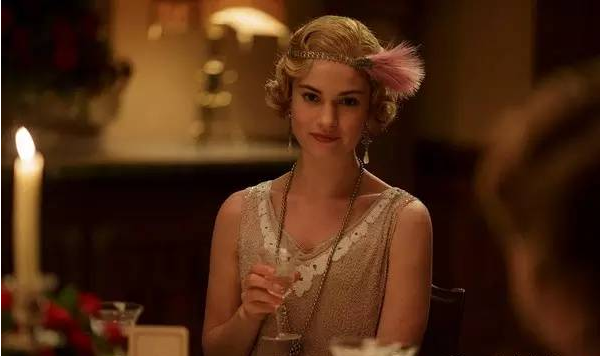 束胸衣,白大腿,打完僵尸就亲嘴