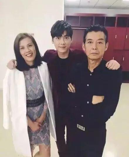 明星与父母合照：刘诗诗妈妈有气质，杨迪妈妈最让我惊讶