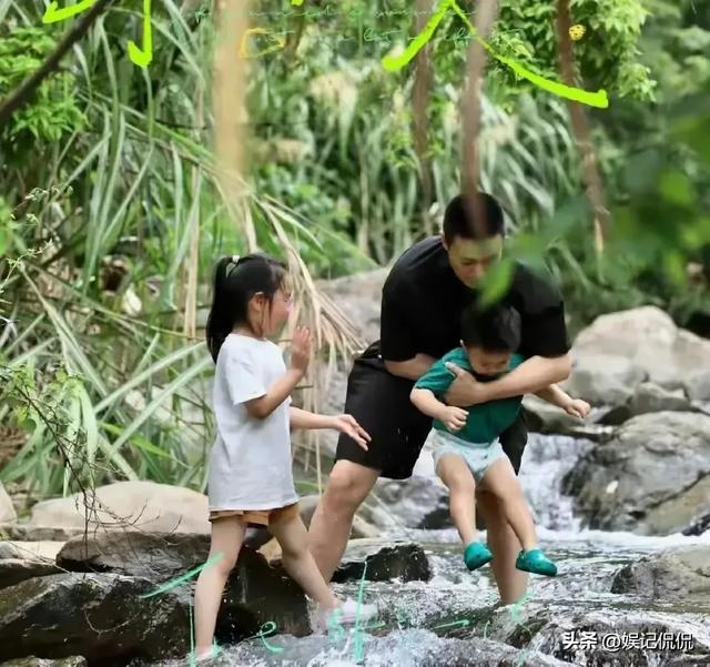 朱丹一家四口露营玩水，全家淋成落汤鸡，周一围大玩浪漫背老婆！