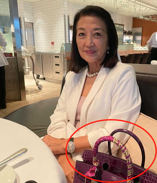 73岁“香港公主”曝近况,满头黑发风韵犹存,晒百万元包自认富裕
