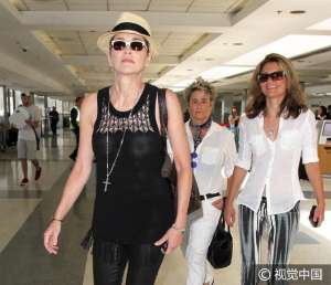 满脸春风(58岁莎朗斯通现身机场身材爆表 大胆真空上阵露激凸满脸春风)