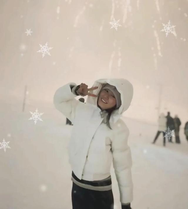 林心如49岁生日，手捧生日蛋糕笑容超治愈的！少女感要溢出屏幕了