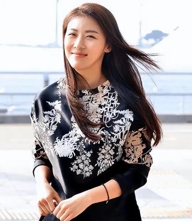 《色即是空》女主角——河智苑，如今已经年过40，风情却丝毫未减