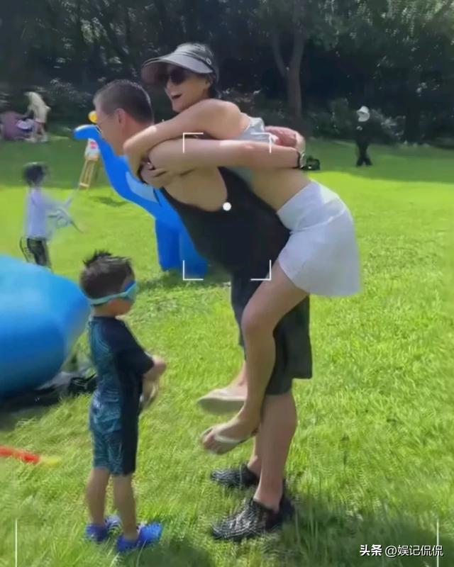 朱丹一家四口露营玩水，全家淋成落汤鸡，周一围大玩浪漫背老婆！